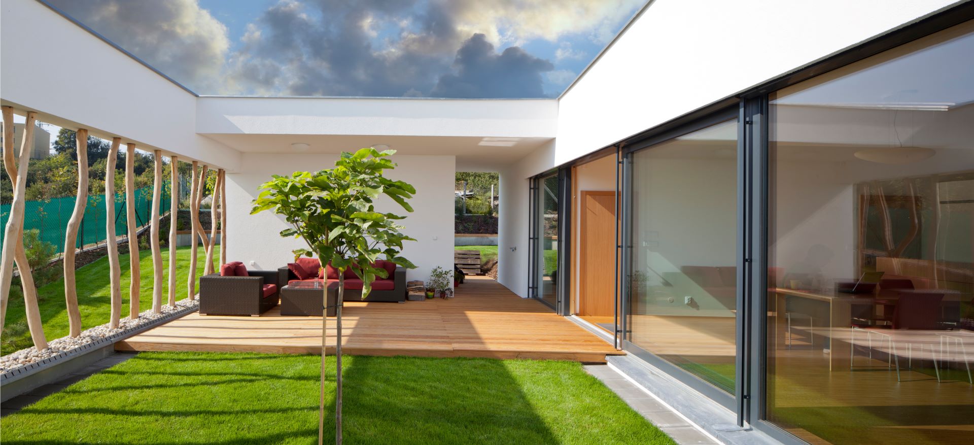 neues modernes Haus mit privatem Garten und Terrasse