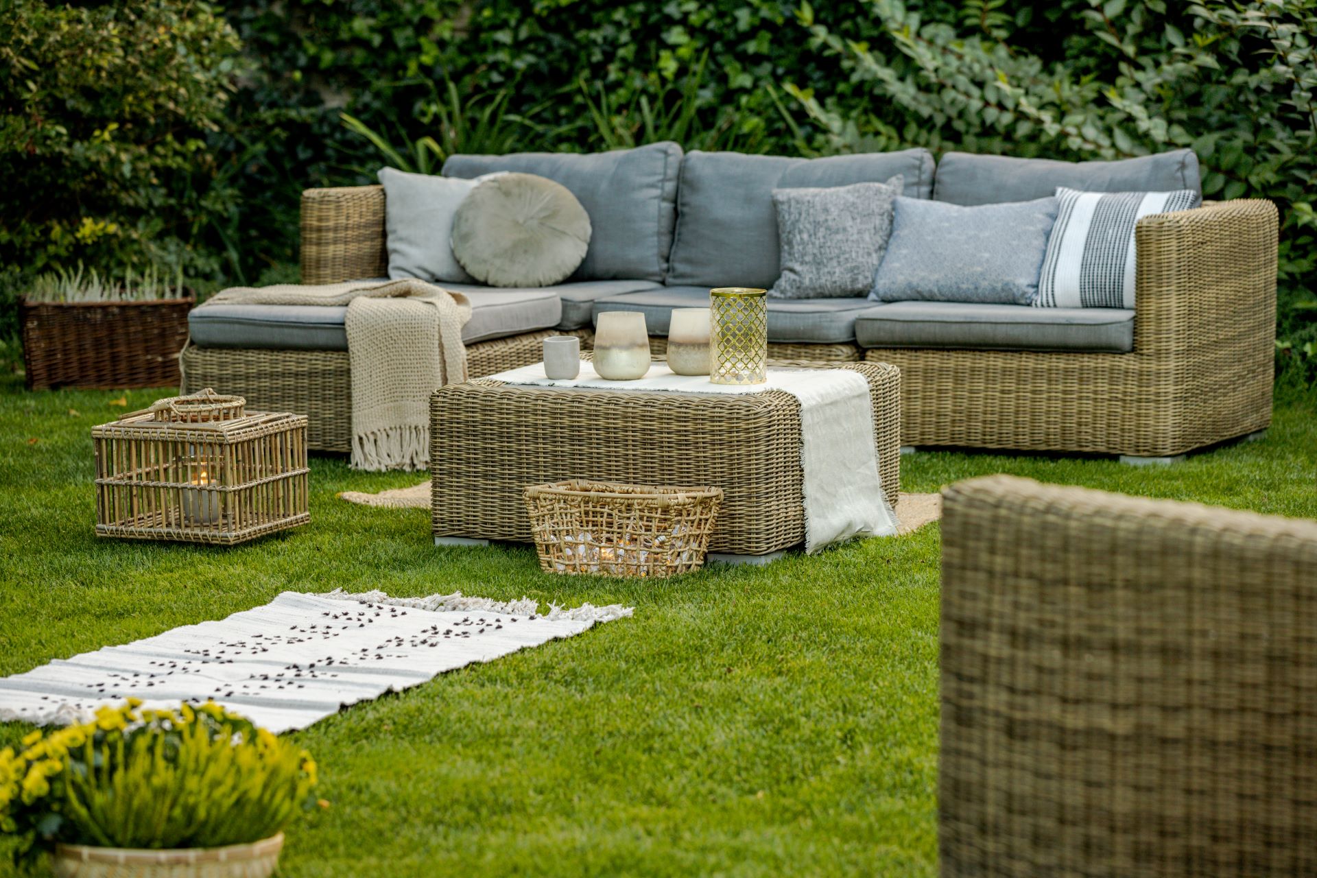 Schöner Sommertag im eleganten Hausgarten mit trendigen Möbeln