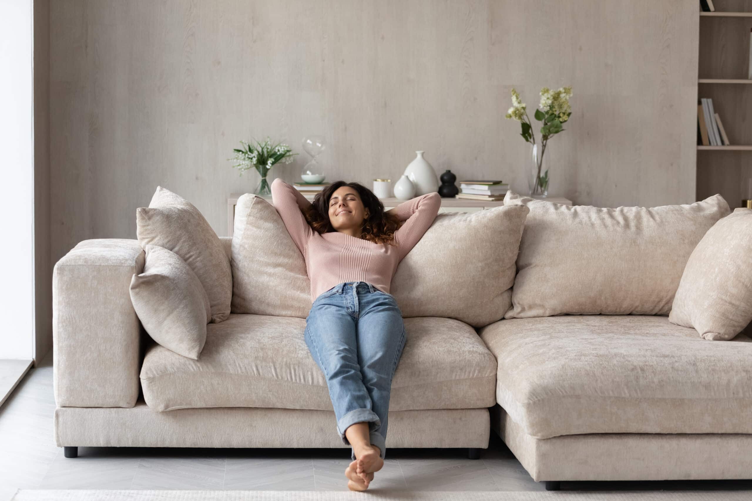 Frau entspannt sich auf einem Sofa