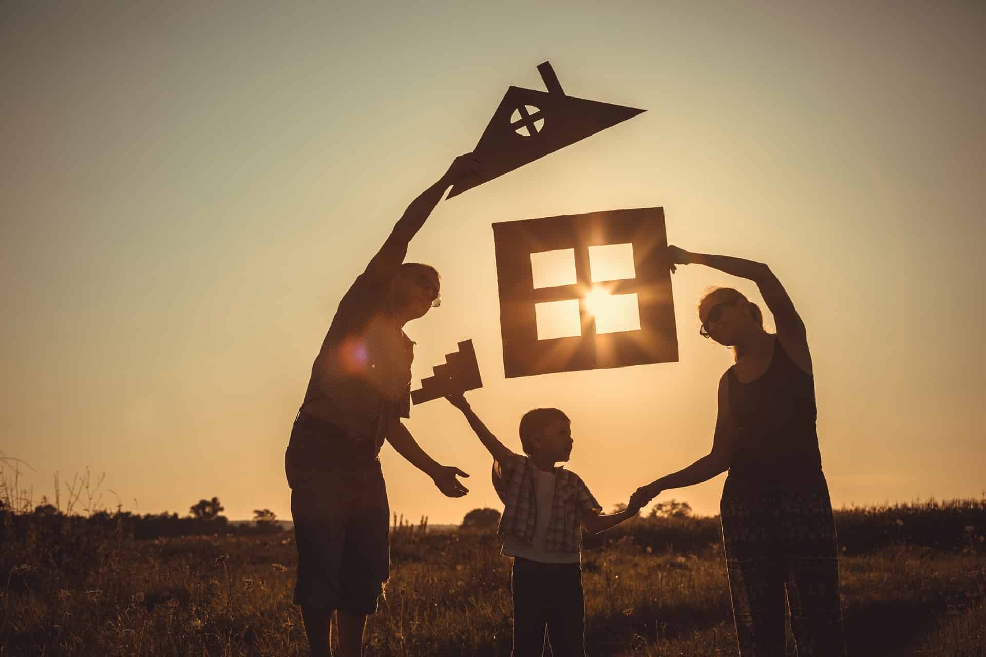 Familie mit Haussymbolen im Abendlicht | Photovoltaik Altenburg