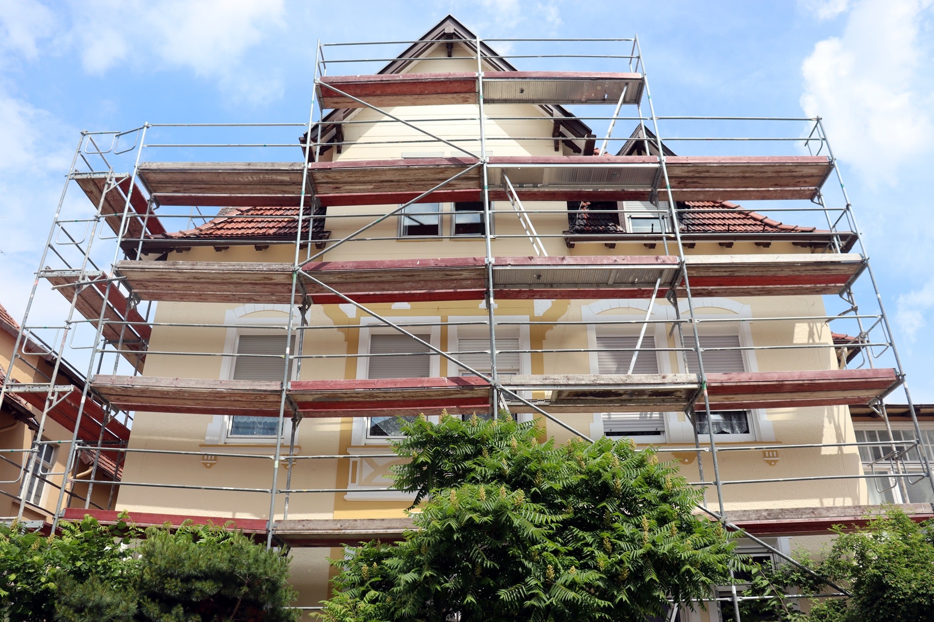Geruest vor Hausfassade bei Sanierung | Glassauger mieten
