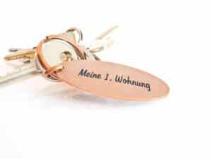 Schlüsselbund mit Anhänger für erste Wohnung | Steinwand